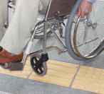 誘導ブロックの車椅子での通行の画像